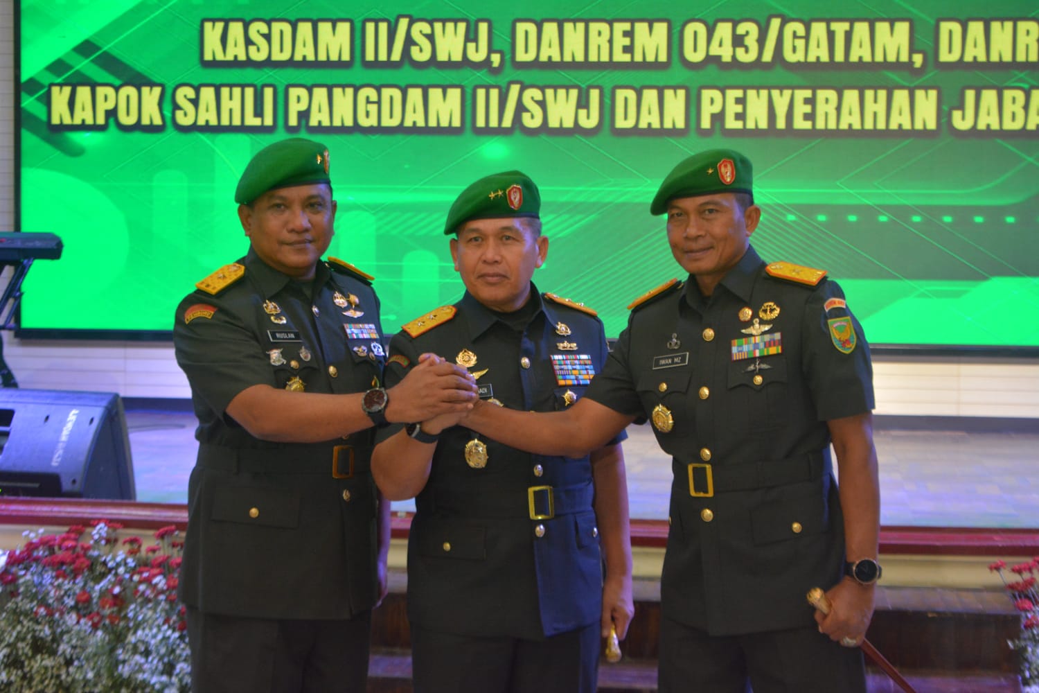 Pangdam II/Sriwijaya Mayjen TNI Hilman Hadi saat serahterima tongkat komando Danrem 043/Gatam dari B