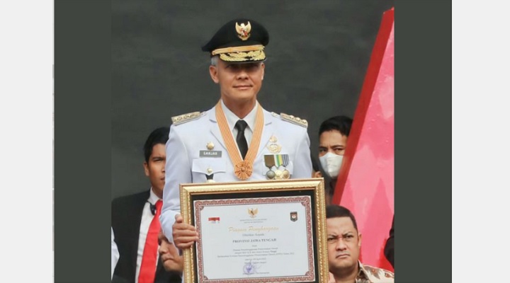 Gubernur Jawa Tengah Ganjar Pranowo saat menerima penghargaan Provinsi Berkinerja Terbaik Nasional.