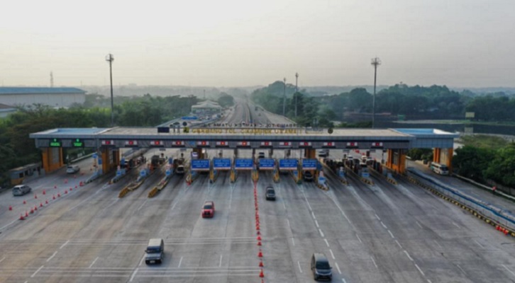 Gerbang Tol Cikampek Utama, diprediksi pada Minggu dan Senin akan padat kendaraan karena puncak arus