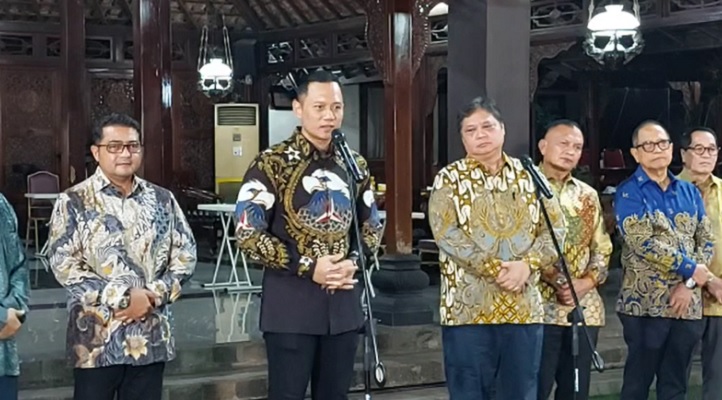 Ketum Partai Demokrat Agus Harimurti Yudhoyono dan Ketum Partai Golkar Airlangga Hartarto memberikan