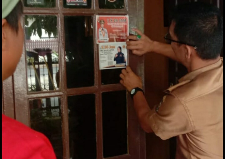 Lurah dan Kaling Beringin Raya Tempel Stiker Caleg DPR RI ke Rumah Warga |  Helo Indonesia