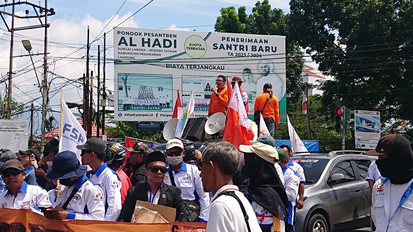 Para buruk aksi di depan pintu gerbang Pemprov dan DPRD Lampung