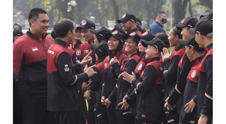 Presiden Jokowi didampingi Menpora Dito Ariotedjo melepas kontingen Indonesia ke SEA Games ke-32 di 