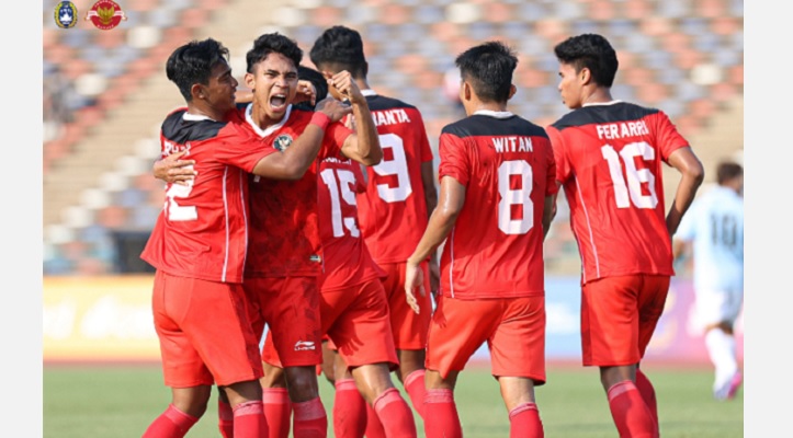 Para pemain Timnas U-22 Indonesia merayakan gol pertama ke gawang Myanmar yang dicetak Marcelino Fer