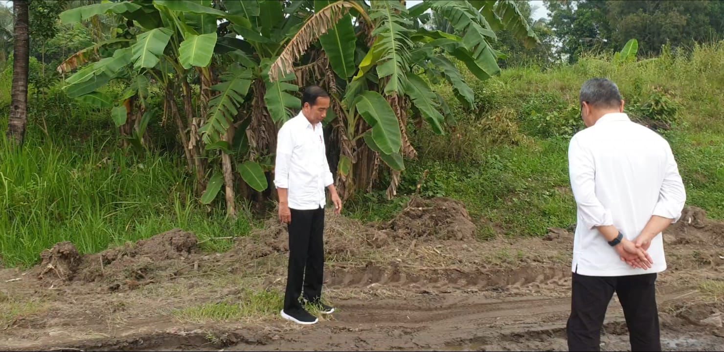 Presiden Jokowi saat memastikan kondisi jalan rusak (Foto Ist)