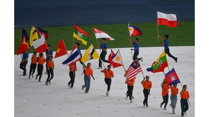 Bendera Myanmar dan Indonesia dikibarkan terbalik saat tampil di upacara pembukaan SEA Games Kamboja