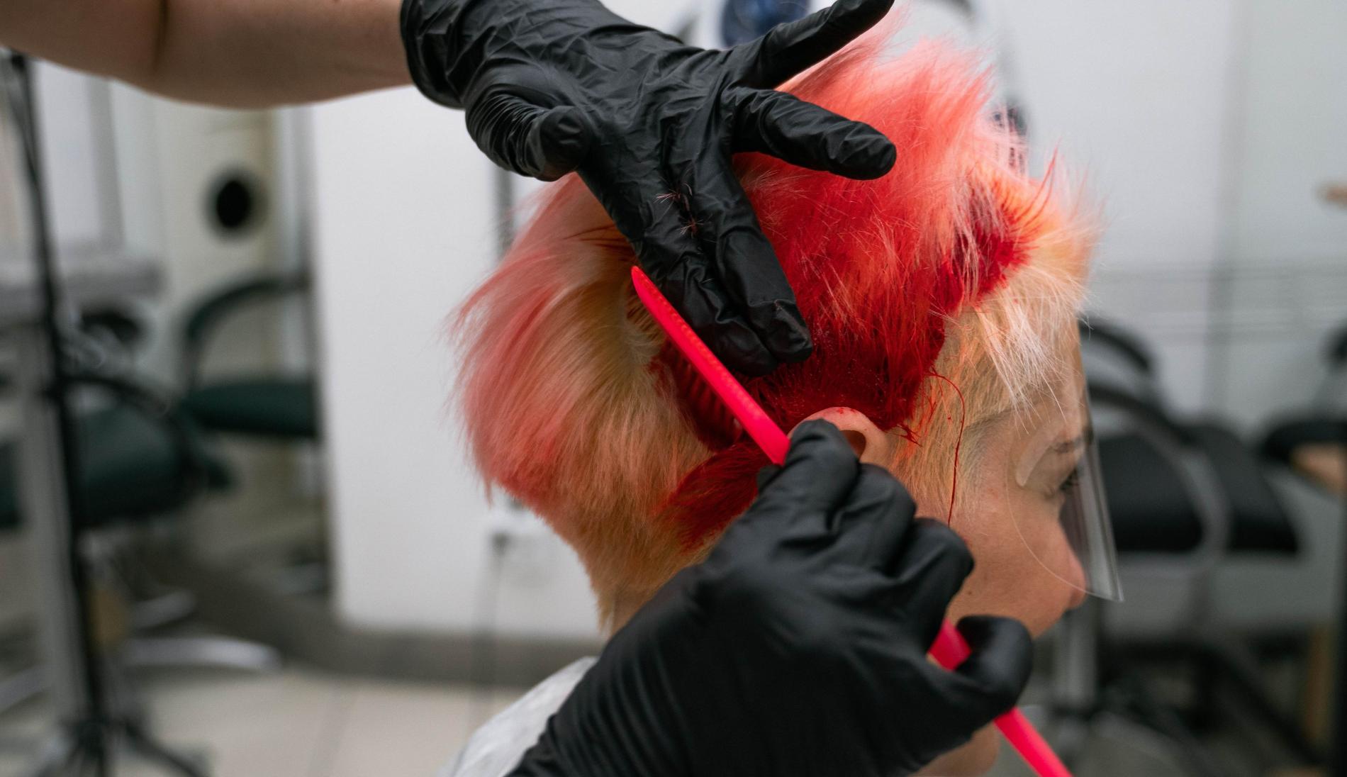 Perawatan rambut dengan teknik balayage Hasilkan gradasi warna alami.