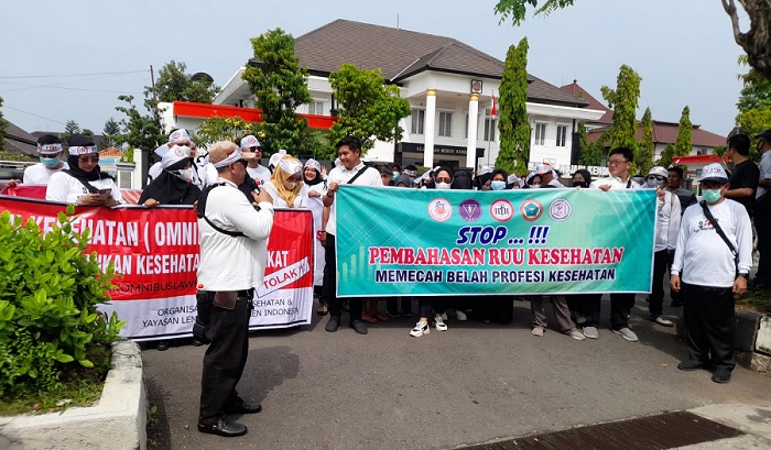 Para tenaga kesehatan melakukan aksi menolak RUU Kesehatan (omnibus law) di depan Gedung DPRD Kendal