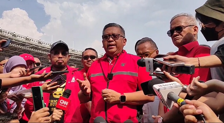 Sekjen PDIP Hasto Kristiyanto memberikan keterangan pers di kawasan Stadion Utama Gelora Bung Karno 