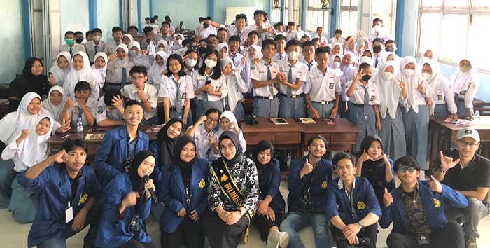 Mahasiswa Ilkom USM dan Duta Bahasa Melatih Public Speaking di SMKN 8 Semarang