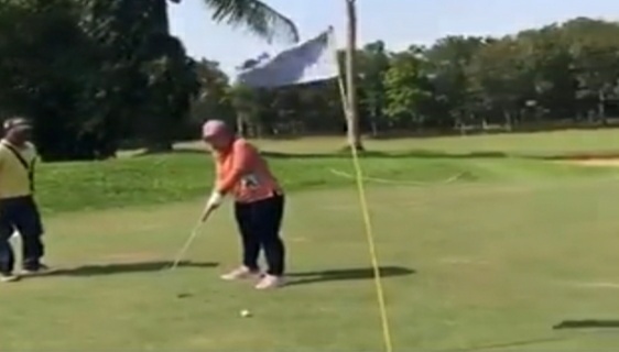 Wagub Lampung Chusnunia Chalim saat main golf