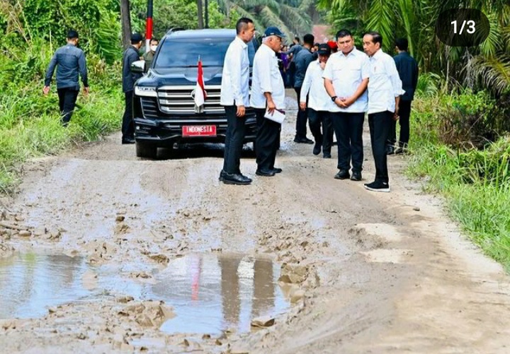 Presiden Jokowi saat meninjau jalan jelek di Sumut 