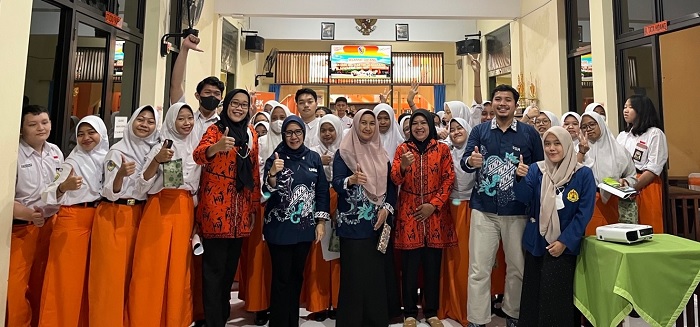 Tim FTP USM Latih Pembuatan Teh Susu Herbal Daun Kelor di SMK Ibu Kartini Semarang
