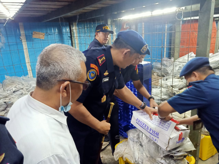 Petugas Dirjen PSDKP menyegel ikan beku impor di Palembang, Senin (29/5).
