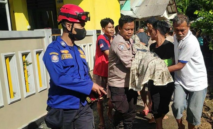 Petugas sedang mengevakuasi jasad korban gantung diri di Karangmoncol