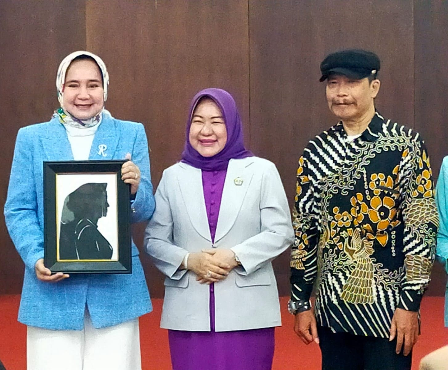 Ny. Riana Sari Arinal bahagia menerima siluet karya Bambang SBY 