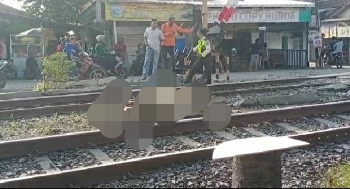 Korban tergeletak di antara dua jalur kereta api 