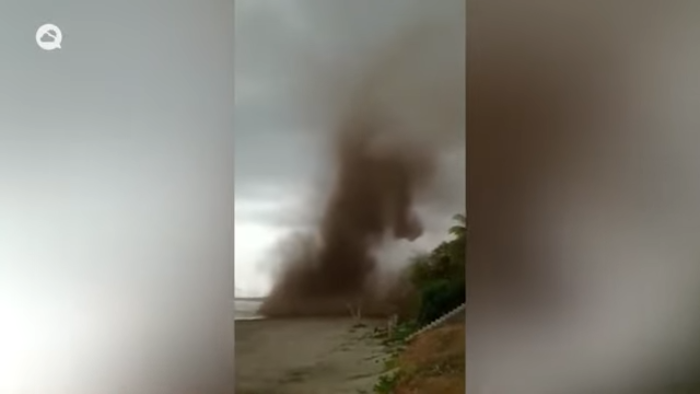 Jutaan nyamuk membentuk tornado di danau Nikaragua.