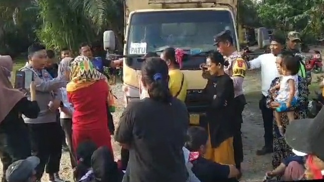 Emak-emak yang nekat mencegat truk angkutan kelapa sawit