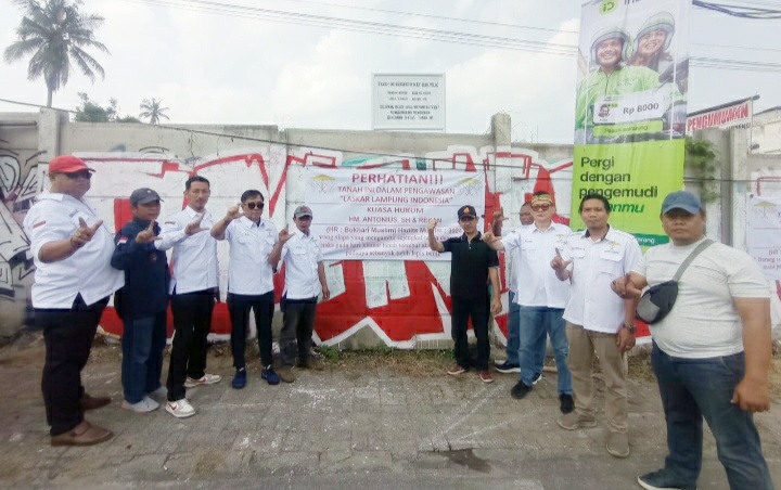 Laskar Lampung ketika memasang benner di Jl. Antasari