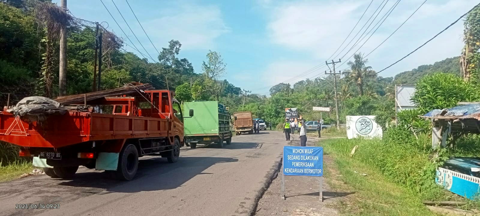Penertiban kendaraan di jalur lintas jalan provinsi di Desa Sukajaya Lempasing Telukpandan