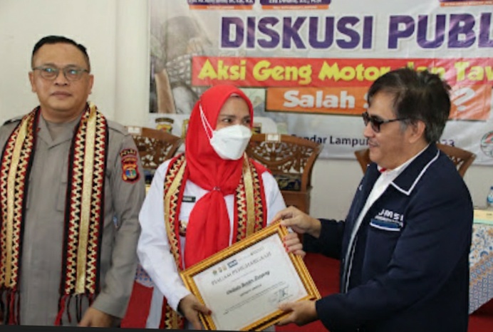 Wakil DPP JMSI Herman Batin Mangku menyerahkan piagam kepada Wali Kota Bandarlampung