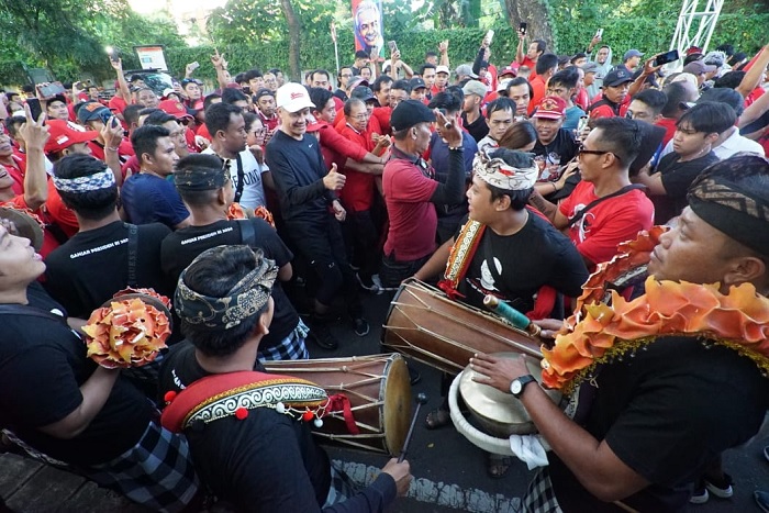 Para Bule Melakukan Hal Ini Saat Bertemu Ganjar Jalan Santai di Denpasar