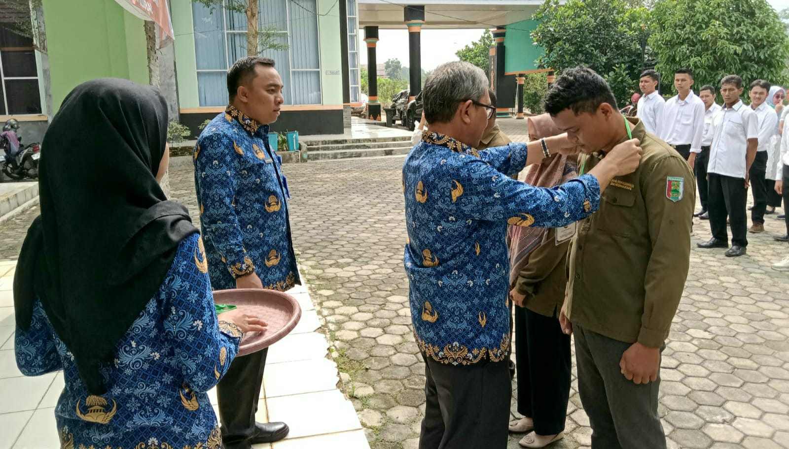 Staf Ahli Ekobang Ahusnu Riski Pesawaran lepas Tim Satgas Hewan Kurban/Foto: Rama