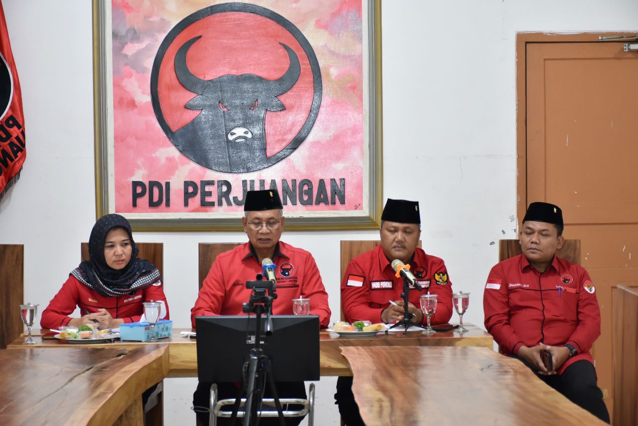 Sekertaris DPD PDIP Lampung Sutono saat konferensi pers Selasa