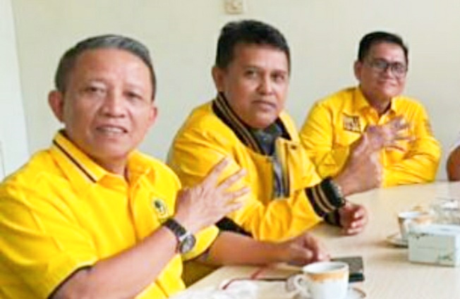 Ali Imron (tengah) bersama pengurus Golkar Lampung lainnya 
