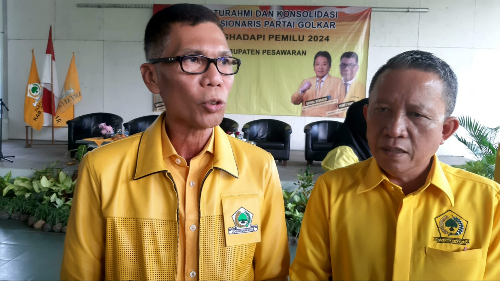 Sekretaris DPD Golkar Lampung Ismet Roni dan Ketua DPD Golkar Pesawaran Yusak