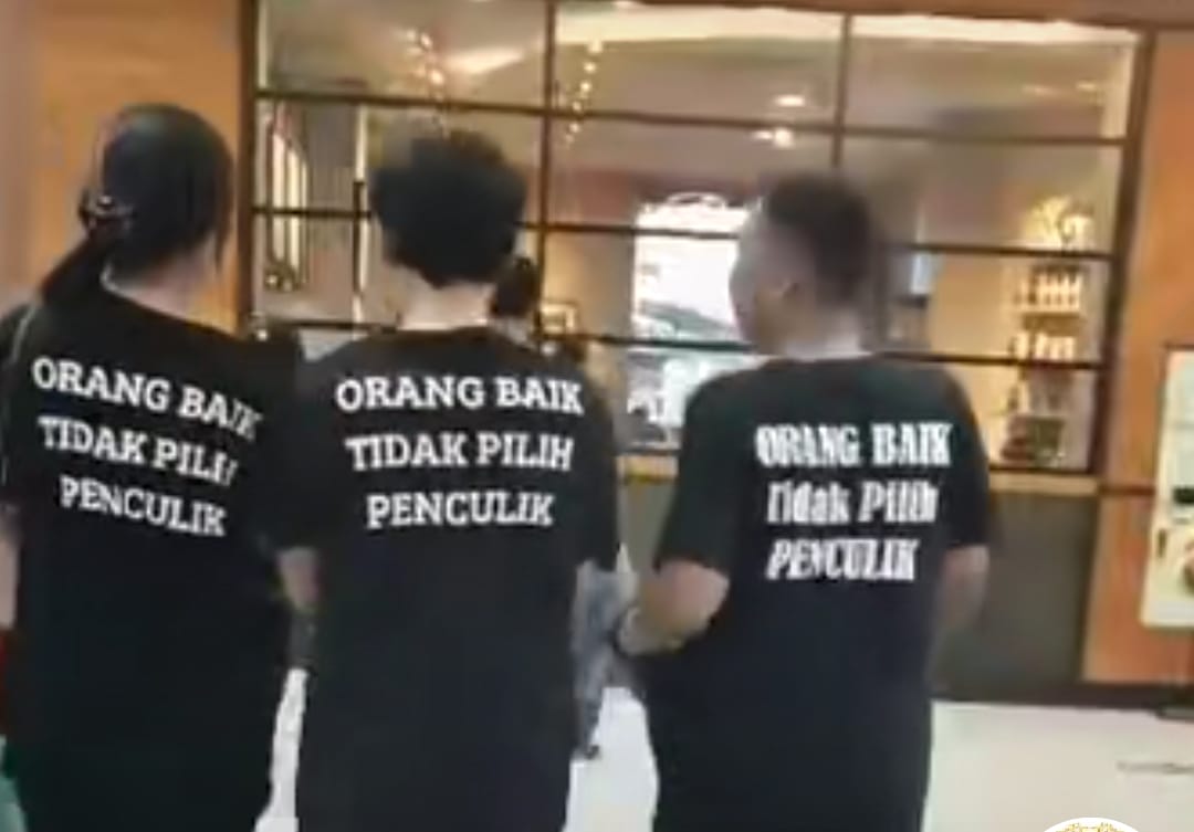 6 Remaja Gen Z Jalan-jalan di Mall Pakai Kaos Bertuliskan ORANG BAIK