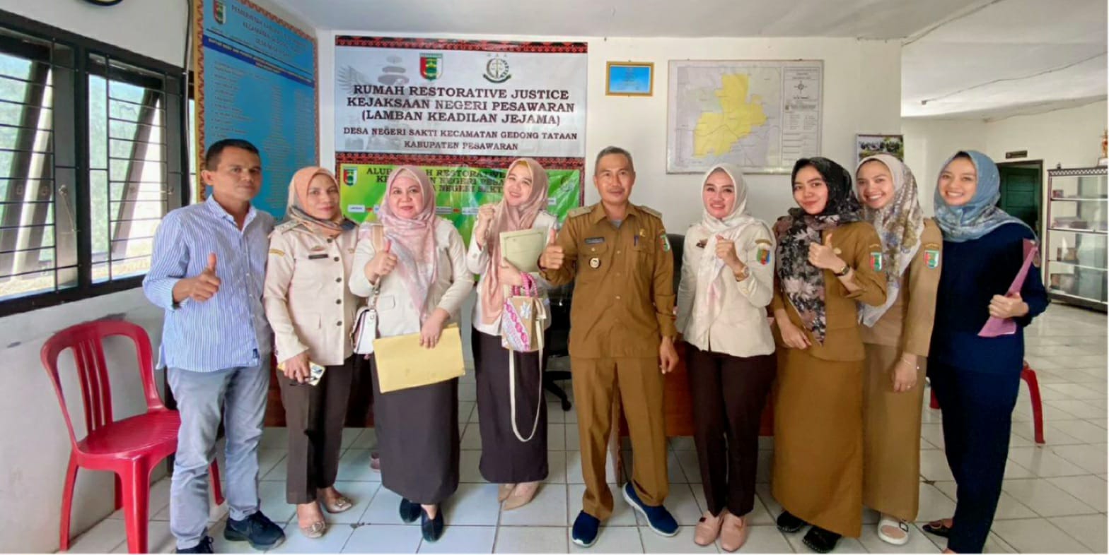 Petugas Samsat Kabupaten Pesawaran bersama pemerintah desa Negerisakti Gedongtataan
