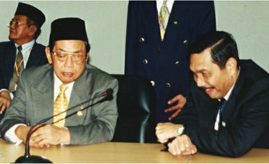 Luhut Binsar Pandjaitan bersama Presiden Keempat RI, Abdurrahman Wahid