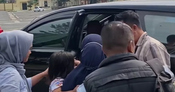 Polda Lampung memulangkan istri dan anaknya ke Malaysia (Foto Isr) 