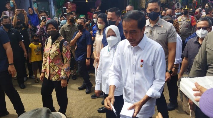 Presiden Jokowi ketika berkunjung ke Pasar Pasir Gintung tahun lalu (Foto Hajim/Helo)