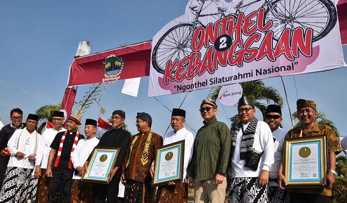 MAJT Terima Penghargaan Leprid untuk  Rekor Tuan Rumah Onthel Berpakaian Adat Nusantara dengan Peserta Terbanyak