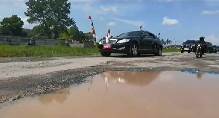 Mobil RI-1 ketika melewati jalan jelek di Lampung 