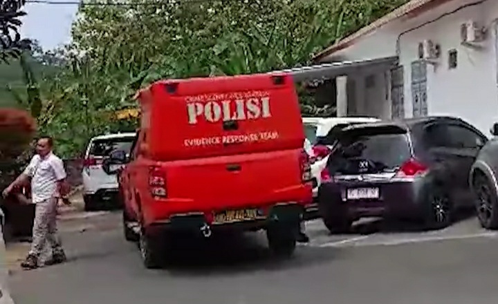Mobil Polda Lampung saat memvisum residivis di RS 