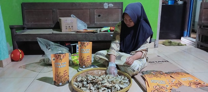 Kreativitas Warga Serang, Ubah Daun Stroberi Jadi Keripik yang Menggugah Selera