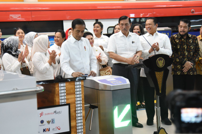 Presiden Jokowi meresmikan LRT terintegrasi, Senin (28/8).