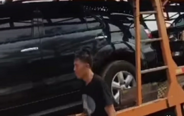 Polda Lampung Tahan Truk Angkut 5 Mobil Mewah Diduga Curian