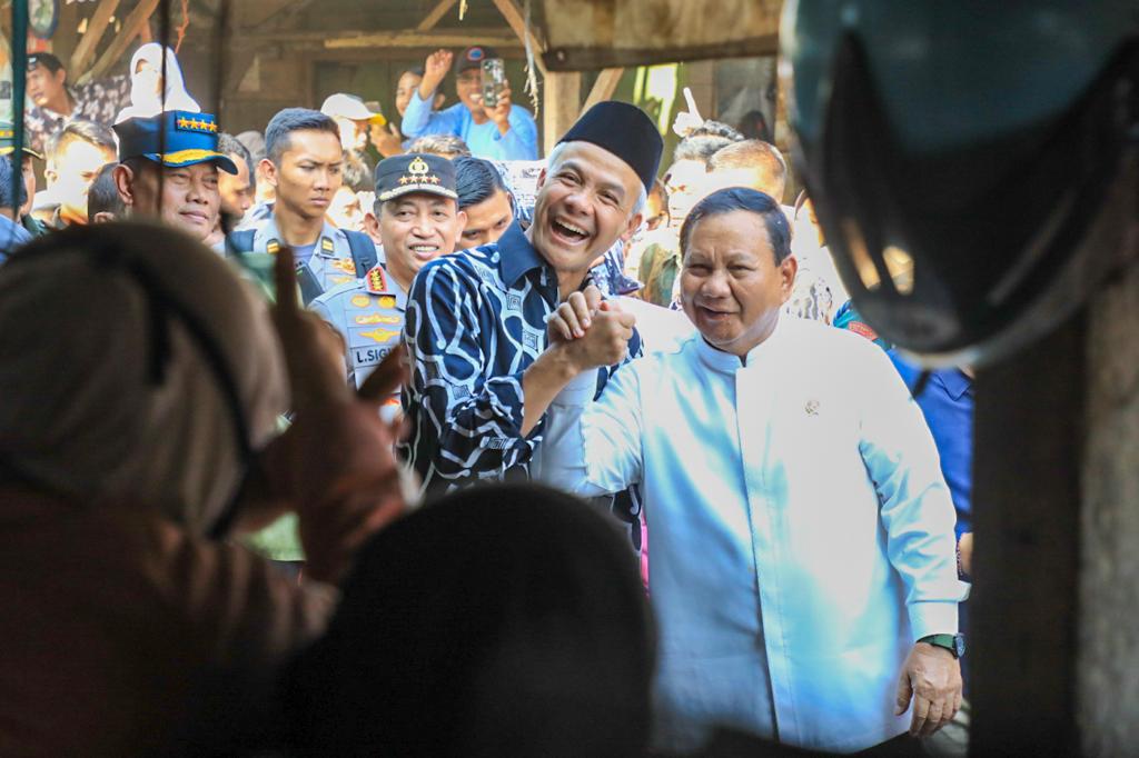 SALAM KOMANDO: Gubernur Jawa Tengah (Baju batik) salam komando dengan Menteri Pertahanan Prabowo Sub