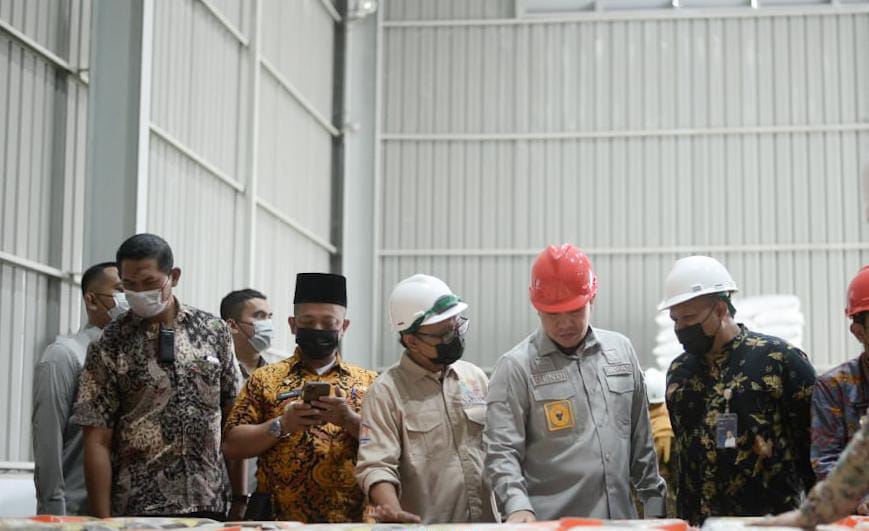 Bupati Dendi dan Asisten II Pemprov Lampung Kusnardi lepas stok beras dari Gudang Bulog (Foto Ist/He