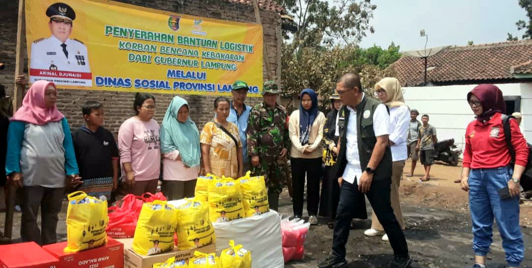 Dinsos Lampung Berikan Bantuan 2 Warga Korban Kebakaran Di Gedongtatan