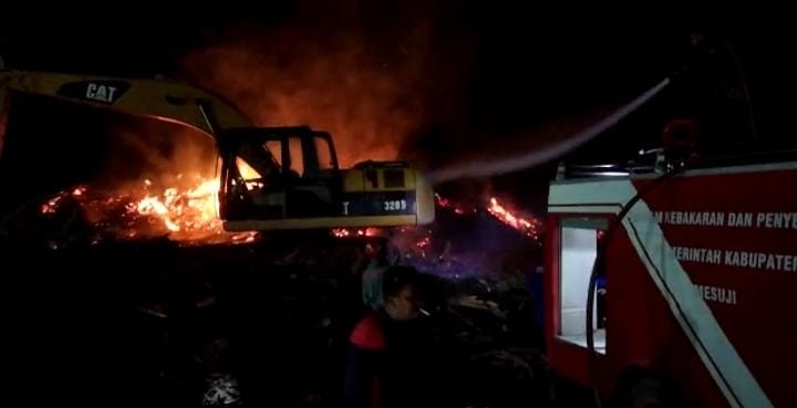 Limbah Pabrik Triplek Milik CV Makmur Abadi Wood di Way Serdang Mesuji Terbakar