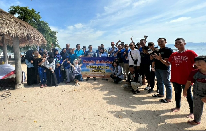 Yanma Polda Lampung Pertama Kali Family Gathering di Pantai Mutun