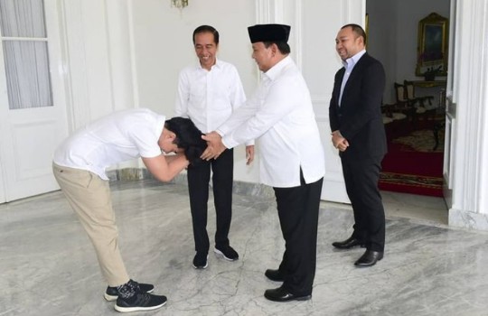 Ketua Umum PSI Kaesang Pangarep Memberi Salam Sambil Menunduk ke Ketua Umum Partai Gerindra Prabowo 