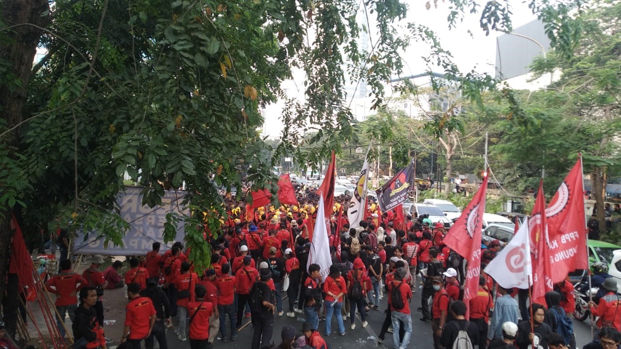 Aksi Aliansi Gerakan Buruh Bersama Rakyat menggeruduk gedung MK Aksi Aliansi Gerakan Buruh Bersama Rakyat menggeruduk gedung MK