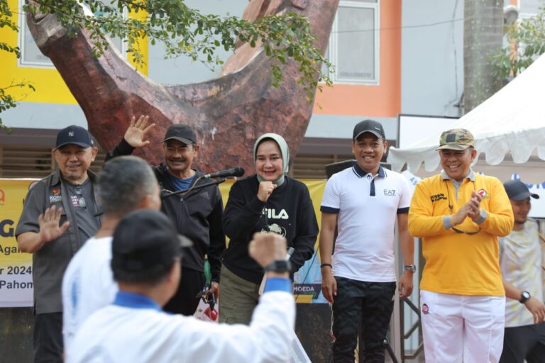 Gubernur Arinal dan Ibu Riana Hadiri Jalan Sehat Dalam Rangka World Walking Day 2023